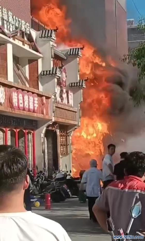 吉林白城一餐馆发生失火 现场浓烟滔滔激勉关怀